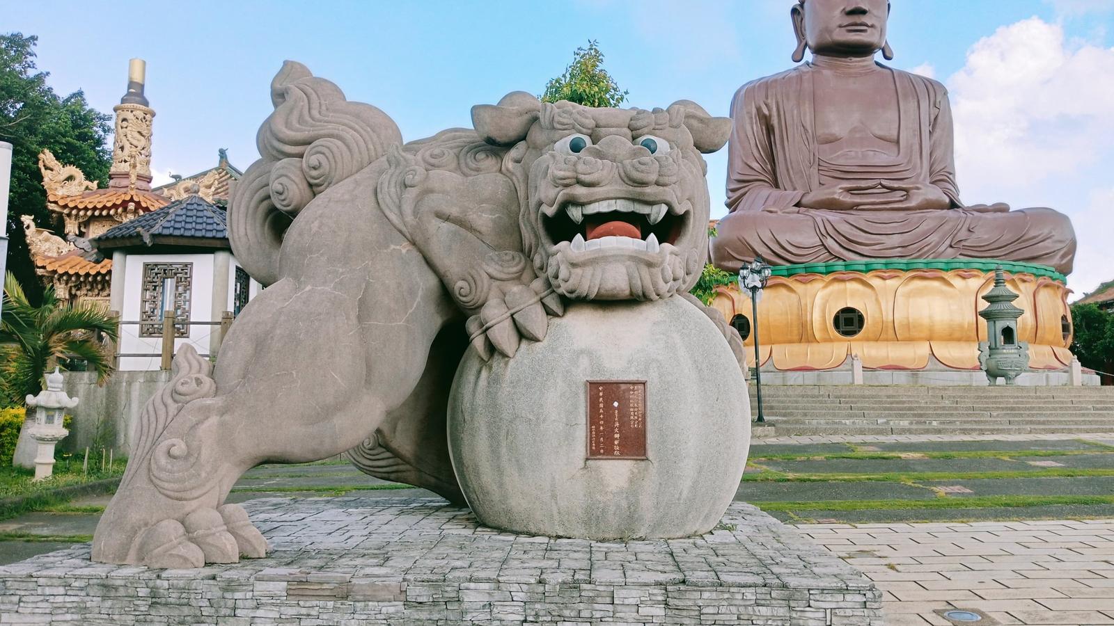 彰化縣八卦山大佛與前方石獅