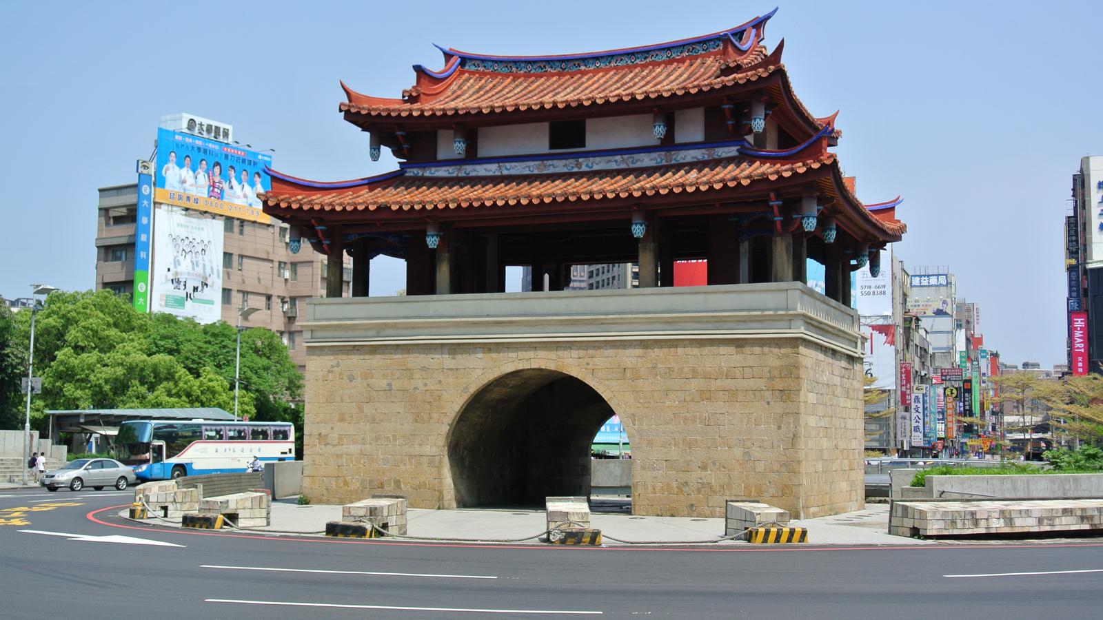 新竹市東門迎曦門與周圍圓環街景