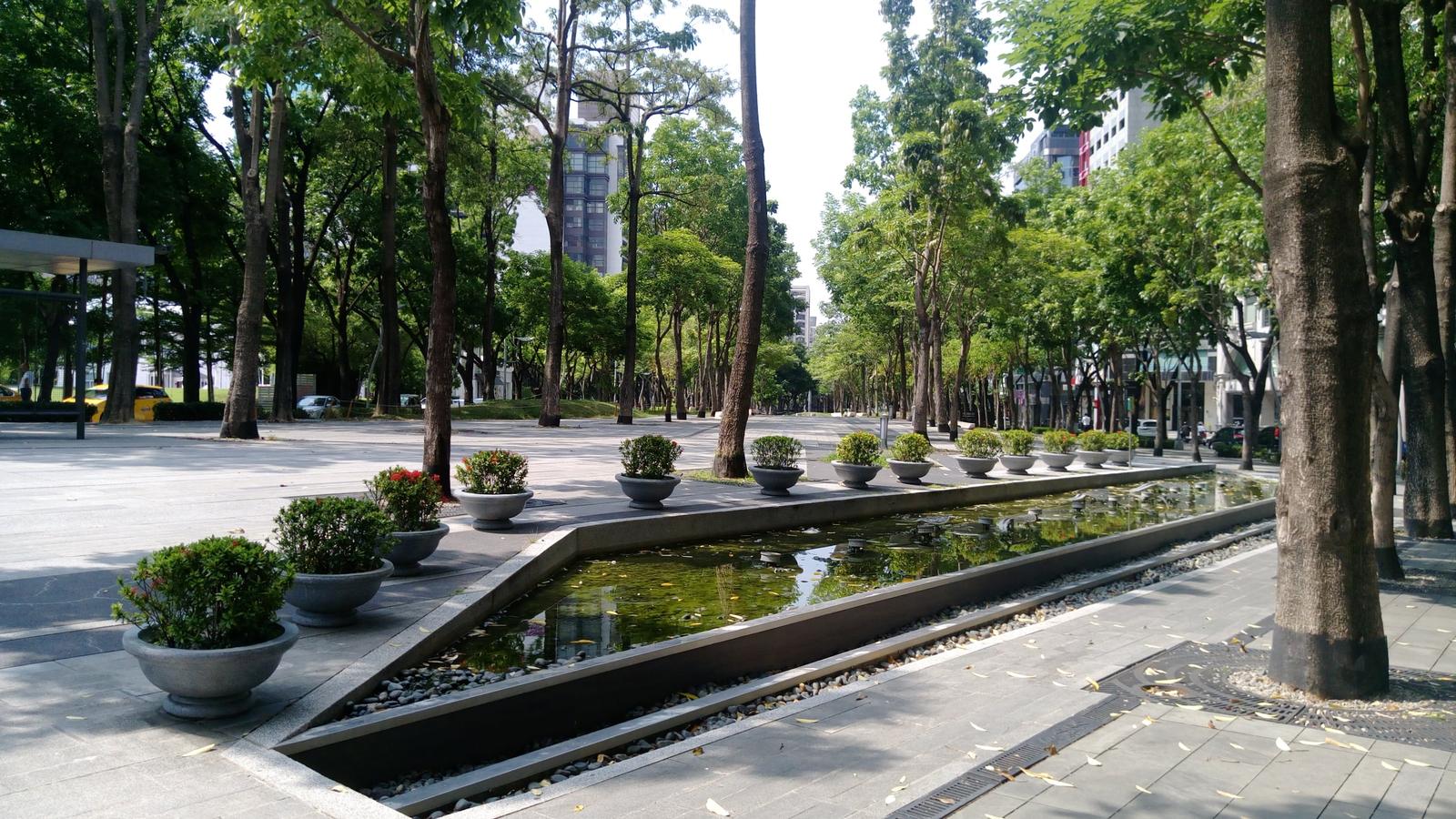 台中市草悟道的林蔭步道與水池